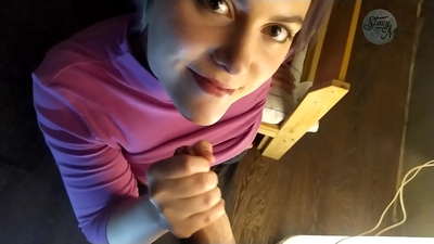 డిక్ ప్లాట్ మరియు మంచి లోతైన గుల్ప్తో కూడిన సాధారణ రష్యన్ హోమ్ పోర్న్